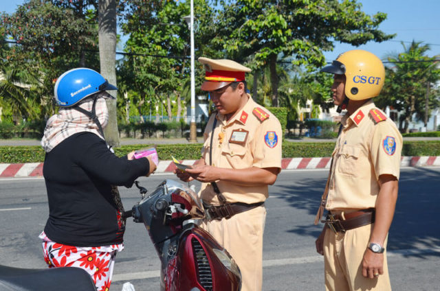 Cảnh sát giao thông mặc trang phục thường có được dừng xe xử phạt?