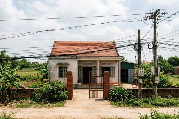 Mua nhà đất có sổ đỏ nhưng đất có đường dây viễn thông
