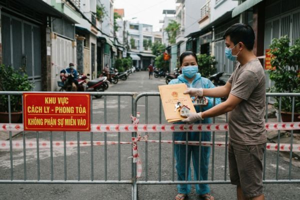 Tặng cho nhà đất nhưng người nhận đang sinh sống tại khu vực cách ly, phong tỏa