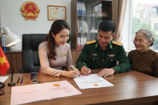 Thủ tục công chứng tặng cho nhà đất cho người đang công tác trong lực lượng vũ trang