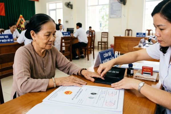 Chứng thực chữ ký người không biết chữ hoặc khiếm thị: Hướng dẫn lăn tay điểm chỉ