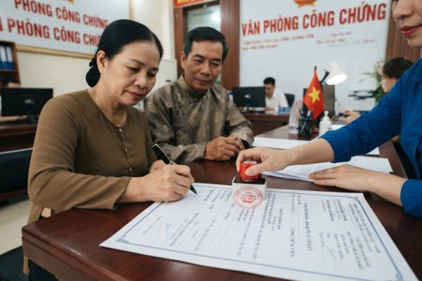 Chứng thực chữ ký trên bản cam kết không đòi quyền sở hữu đối với nhà gắn liền với đất