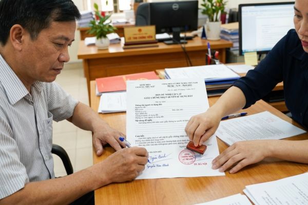 Chứng thực chữ ký trên đơn đề nghị cấp lại Giấy chứng nhận quyền sử dụng đất