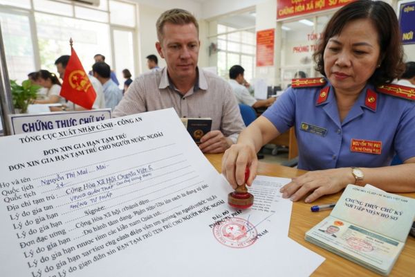 Chứng thực chữ ký trên đơn xin gia hạn tạm trú cho người nước ngoài