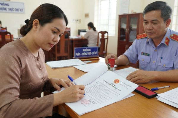 Chứng thực chữ ký trên tờ khai xác nhận tình trạng độc thân để ly hôn tại Tòa