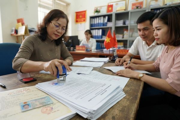 Chứng thực hợp đồng bán xe ô tô đứng tên hộ kinh doanh gia đình