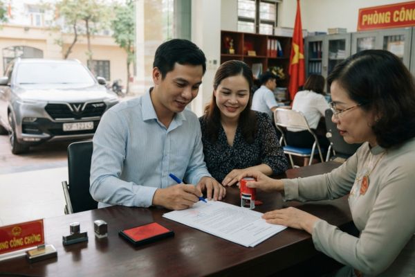 Chứng thực hợp đồng tặng cho tài sản là xe ô tô giữa hai vợ chồng