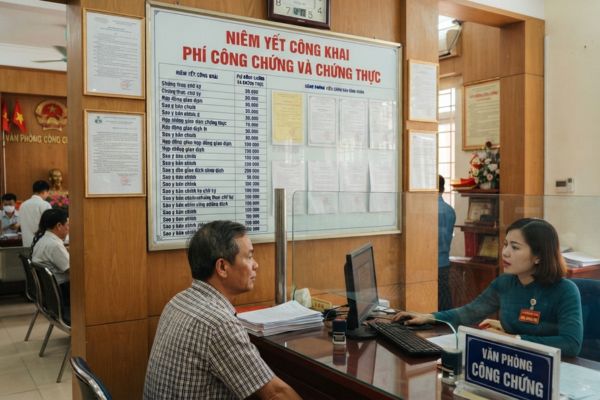 Văn phòng công chứng có bắt buộc phải niêm yết giá chứng thực chữ ký?
