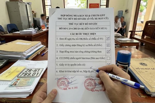 Hợp đồng mua bán xe ô tô, xe máy cũ: Check-list thủ tục rút hồ sơ gốc